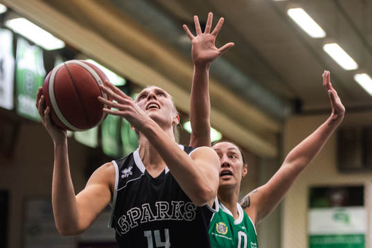 Wetterbygdens Samantha Cooper och Telges Sarah Toeaina