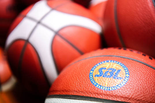 Basketbollar med SBLs logotype