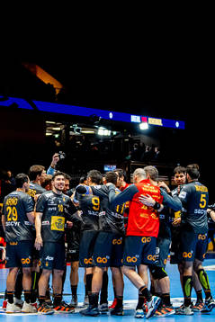 Alex Dujshebaev Dovichebaeva and the players of Spain