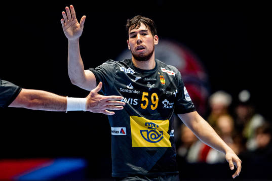 Daniel Dujshebaev Dovichebaeva of Spain celebrates