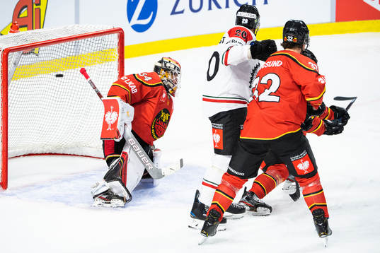 Rhett Rakshani of Frölunda (not pictured) scores 1-1