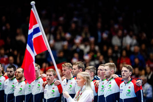 Sander Sagosen and the players of Norway line up