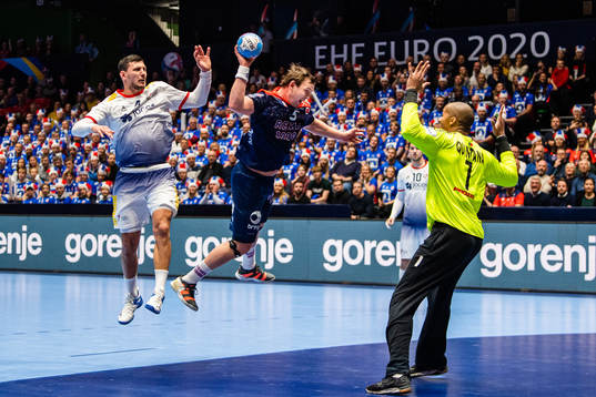 Sander Sagosen of Norway against goalkeeper Alfredo