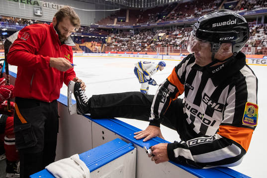 Domare Sören Persson får hjälp med skridskon