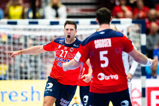 Harald Reinkind celebrates with Sander Sagosen of Norway