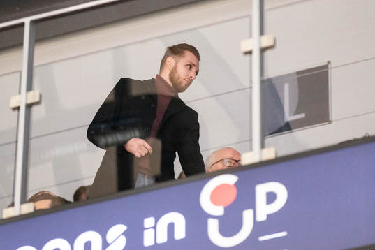 Örebros Robin Kovacs på läktaren