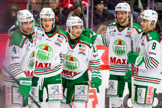 Rögles Dominik Bokk jublar med lagkamrater