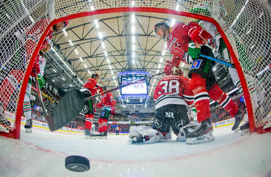 Örebros Aaron Irving, målvakt Dominik Furch och