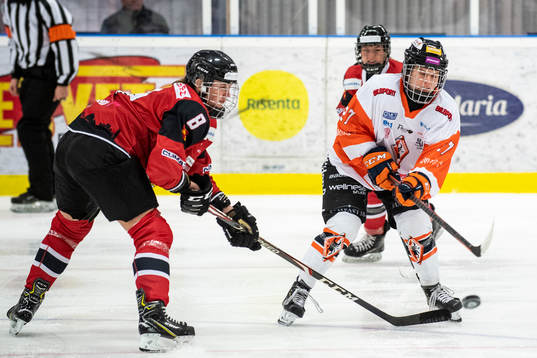 Malmö Redhawks  Johanna Kellander och Karlskronas Esteri