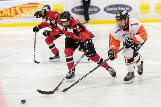 Malmö Redhawks Julie Jensen och Karlskronas Brielle