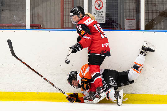 Malmö Redhawks Josephine Asperup och Karlskronas Kathryn
