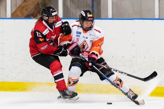 Malmö Redhawks Mia Bau Hansen och Karlskronas Romana