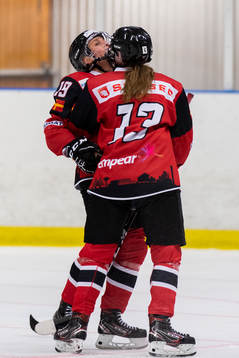 Malmö Redhawks Josephine Asperup och Mia Bau Hansen jublar