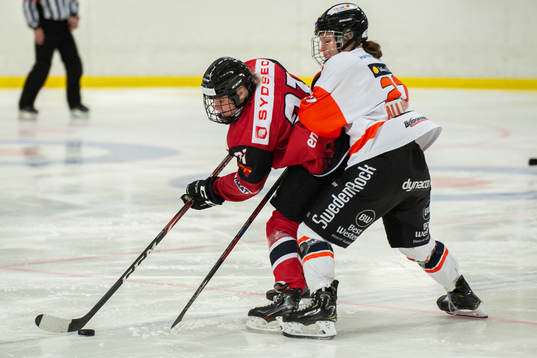 Malmö Redhawks Signe Jensen och Karlskronas Rebeka