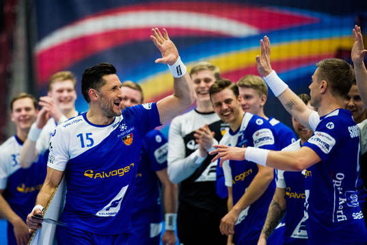 Alexander Petersson celebrates with his teammates