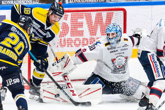 s Linus Sandin gör 1-1 bakom Linköpings målvakt Jonas