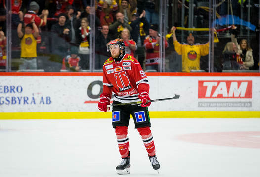 Örebros Robin Kovacs deppar vid 0-2 och Luleås klacken
