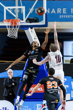 Borås Deandre Davis och Luleås Axel Nordström