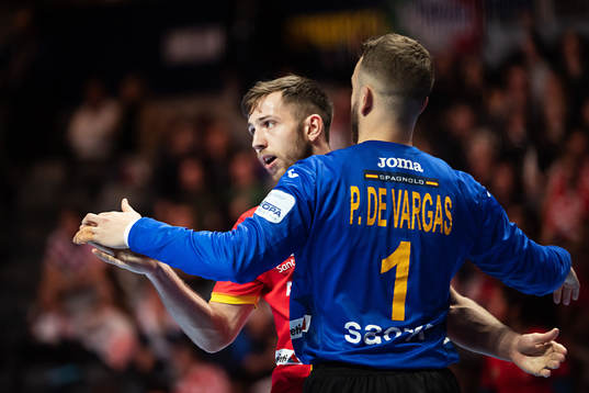 Aleix Gómez Abelló and goalkeeper Gonzalo Pérez de