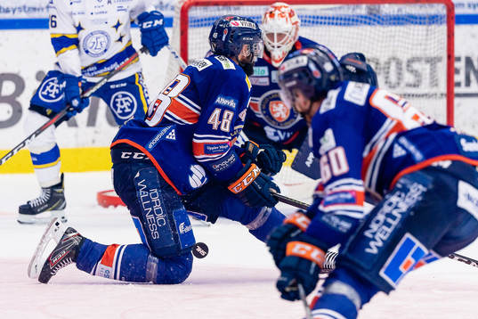 Växjös Daniel Rahimi täcker skott