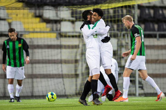 Varbergs Keanin Ayer Boya och Astrit Seljmani jublar