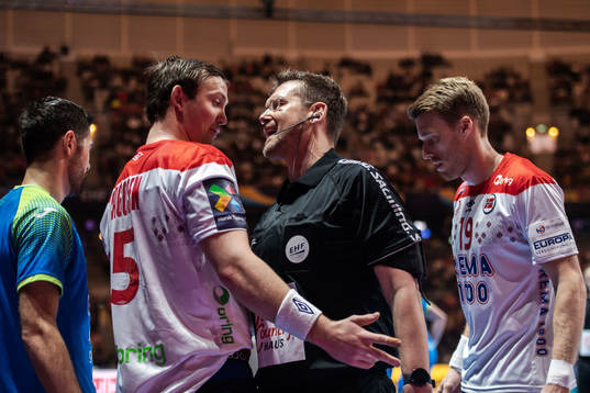 Sander Sagosen of Norway in a discussion with the referee