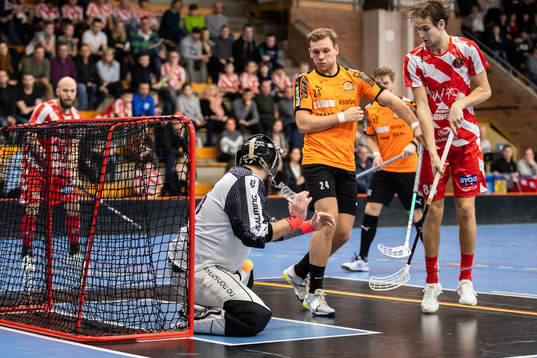 Höllvikens målvakt Carl Hansson med en räddning