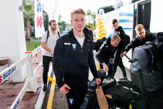Malmö FFs Linus Borgström ankommer till spelarhotellet