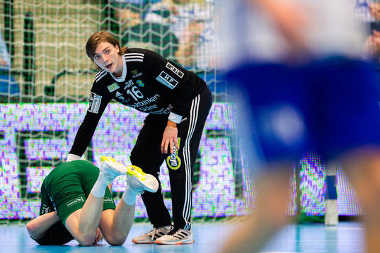 Helsingborgs Emil Lindkvist och Ystads IFs målvakt Erik