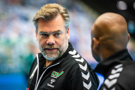 Helsingborgs tränare Krister Lindgren i samtal med