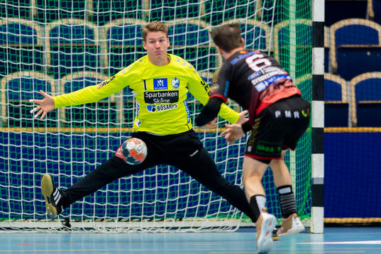 Kristianstads målvakt Leo Larsson och HK Malmös Simon