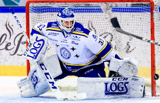 Leksands målvakt Axel Brage ser på när Färjestads