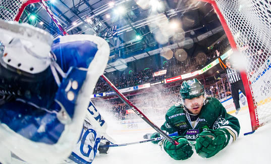 Färjestads Linus Johansson hälsar på i Leksands målvakt