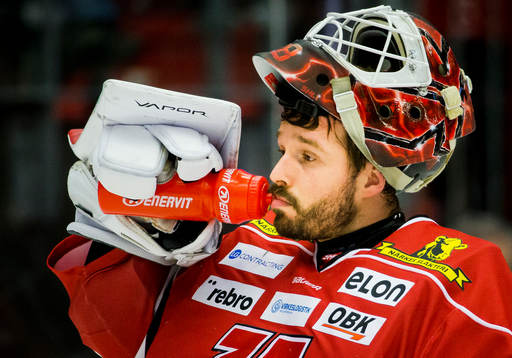 Örebros målvakt Dominik Furch deppar