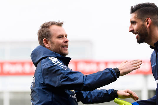 Sarpsborgs tränare Michael Stahre hälsar på IFK