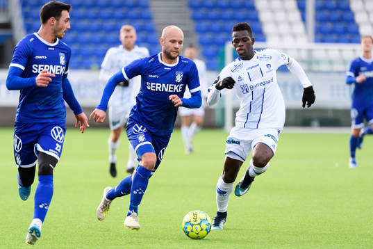 IFK Göteborgs Robin Söder och Sarpsborgs Ismaila Coulibaly