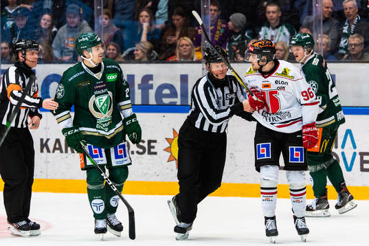 Irriterat mellan Färjestads Johan Ivarsson och Örebros
