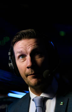 Färjestads huvudtränare Johan Pennerborn blir intervjuad
