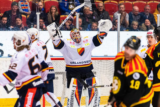 Djurgårdens målvakt Niklas Svedberg jublar