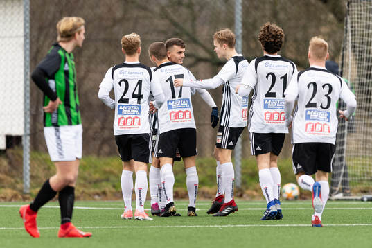 Lindomes spelare jublar