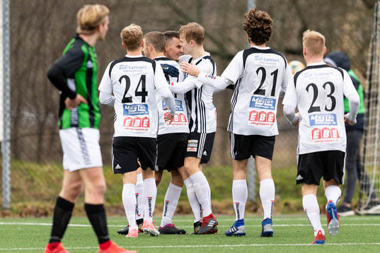Lindomes spelare jublar