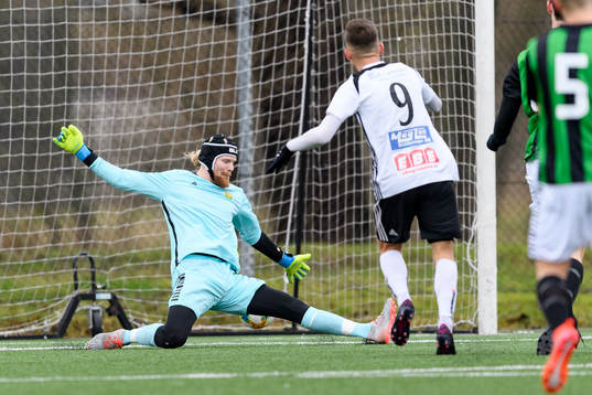 Lindomes Ajdin Zeljkovic gör 1-0 på GAIS målvakt Mathias
