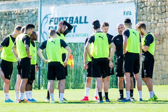 Målvaktstränare Jonnie Fedel håller in en samling