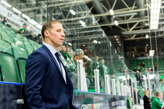 Rögles tränare Cam Abbott innna ishockeymatchen i SHL