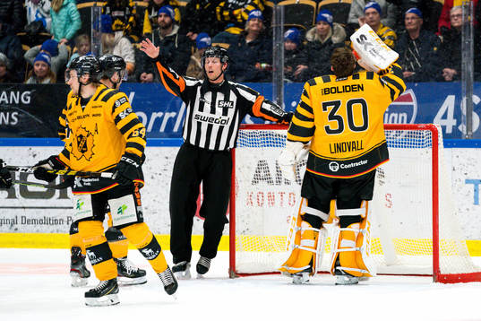 Skellefteås målvakt Gustaf Lindvall och domare Andreas
