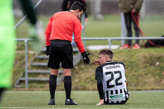 Domaren hjälper Landskronas Hampus Ferhm som har ont