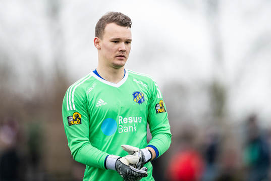 Eskilsminnes målvakt Adam Larsson deppar
