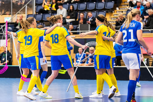 Sveriges Moa Gustafsson jublar med lagkamrater