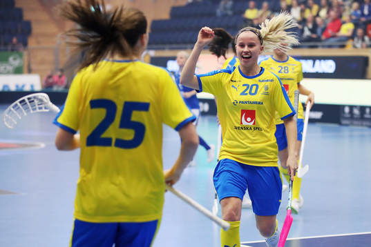 Sveriges Klara Loneberg jublar med Klara Loneberg