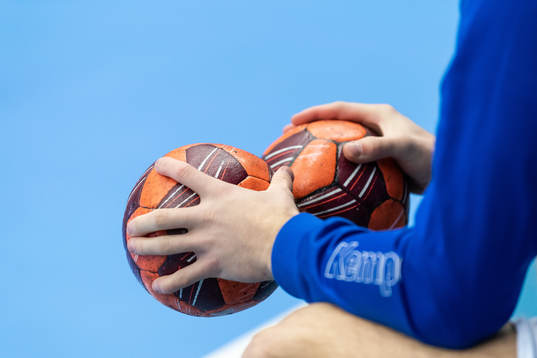 Handboll i händerna på en spelare
